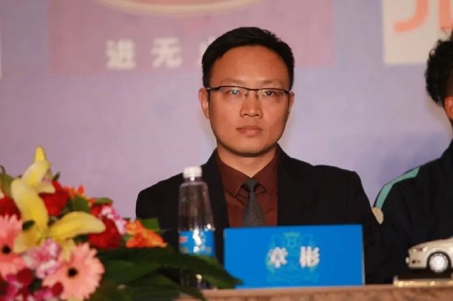 阿姨紧绷的乳房