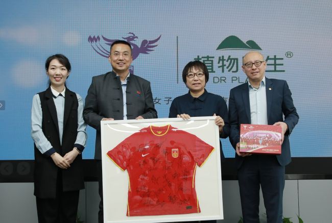我裸着双乳你捏